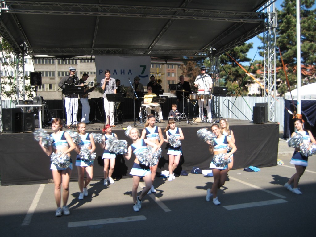 Music & cheerleaders