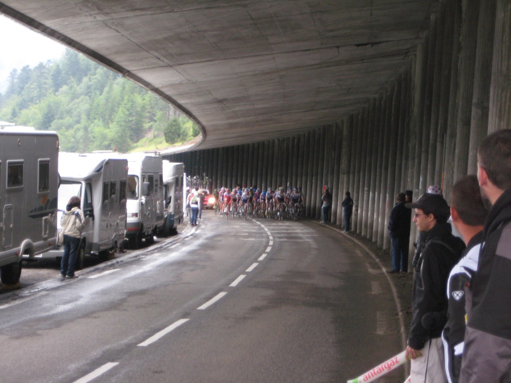 The peleton coming through